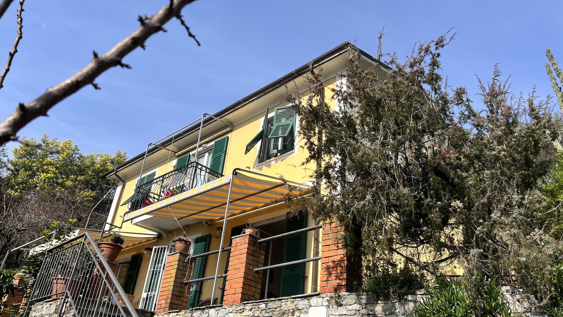 Villa Bifamiliare a Rapallo: Spazio, Indipendenza e Versatilità