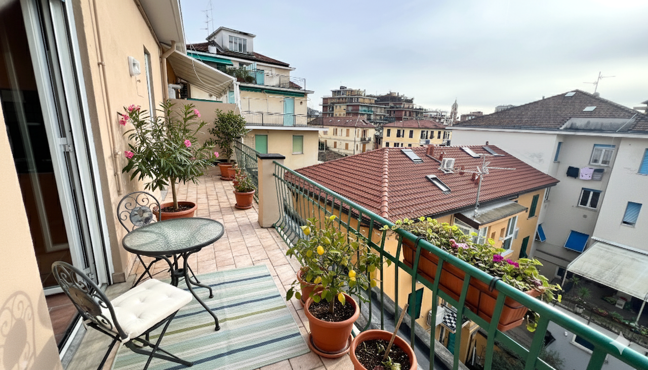 Luminoso Appartamento con Terrazza Vivibile nel Cuore di Rapallo